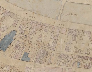 <p>Uitsnede uit de kadastrale kaart van Weesp uit 1884, waarop te zien is dat de achterzijde van de aanbouw is aangepast/verlengd en dat deze in verbinding staat met de nieuw gerealiseerde bebouwing aan de Heer Elbertsteeg. </p>
